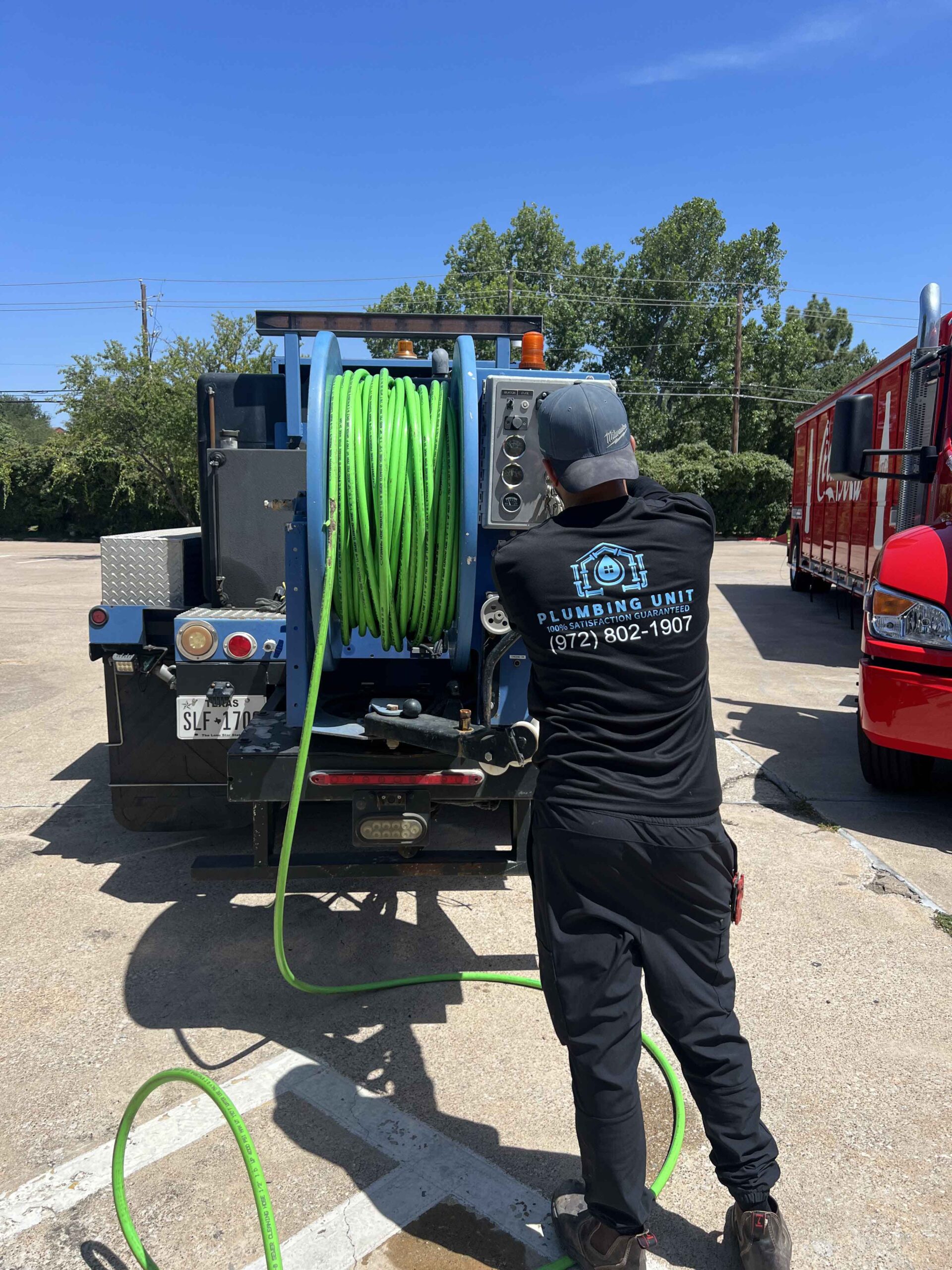 Pulmber give the drain plumbing services in Dallas drain cleaning services.